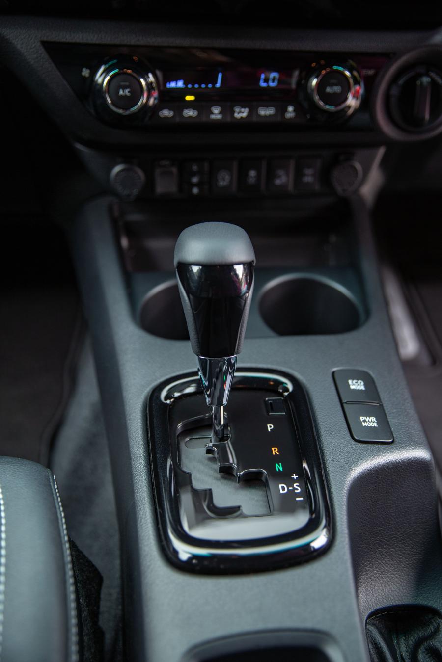 Детали интерьера Toyota Hilux Invincible X Double Cab 2018 года  (UK) (фото 21 из 40)
